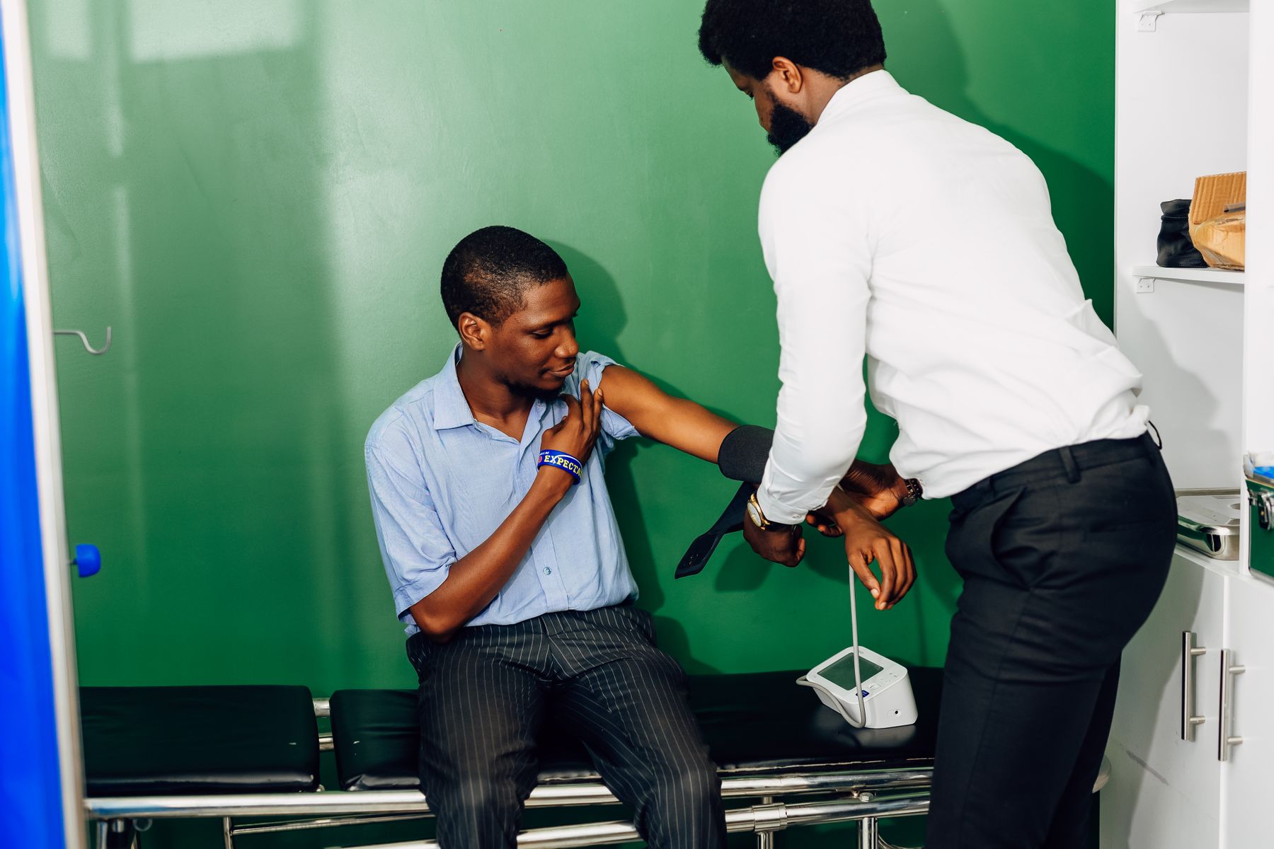 A health worker carrying out a screening test